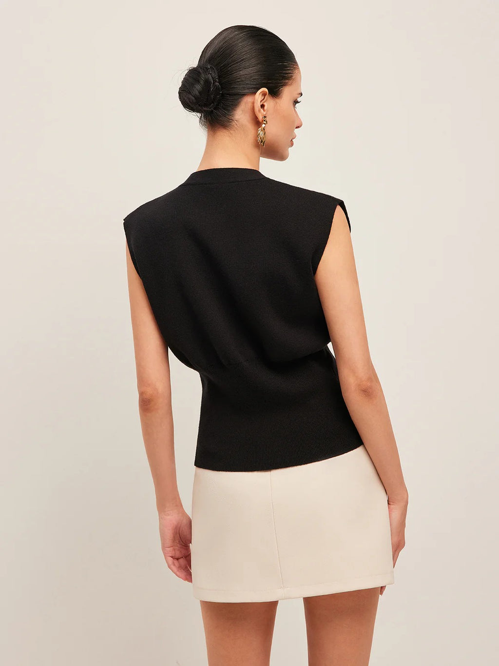 MADAME | CHALECO CON CUELLO EN V Y DETALLE ABOTONADO